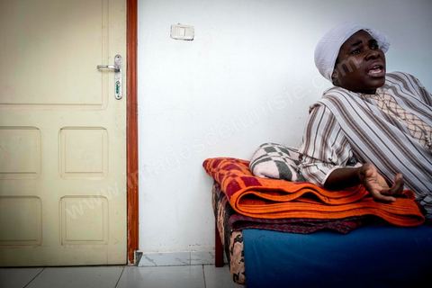 10 juin 2017 : au centre d'accueil des migrants africains de Medenine, dans le sud tunisien, ce sont plus de 250 réfugiés qui trouvent ici un refuge, un repos après des périples longs, dangereux et épuisants. Venus de Cote d'Ivoire, du Burkina Fasso, du Mali, de Sierra Leone, ... ce sont des dizaines de nationalités d'Afrique subsaharienne qui échouent dans leur voyage vers un meilleur avenir sur les côtes tunisiennes. Accueillis par les bénévoles du Croissant Rouge Tunisien sous l'égide du Dr Mongi Slim, les équipes de Medenine se démènent tous les jours pour offrir un accueil de qualité, un lieu de repos et de reflexion avec des moyens limtés. Chacun de ses migrants sort d'un calvaire, d'une histoire souvent longue et terrible, d'un passage par les réseaux d'esclavagisme et d'exlpoitation humaine de la Libye. Nouveaux nés, enfants, femmes, et nombreuses enceintes, et hommes trouvent dans ce foyer universitaire un de leur tout premier moment de répis. 