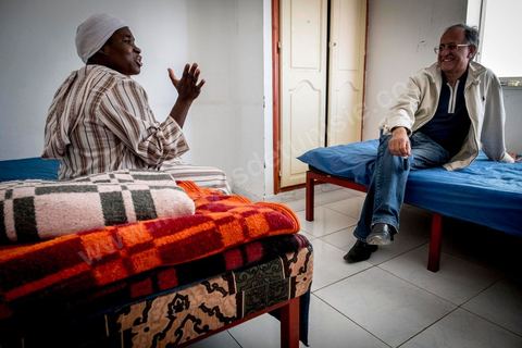 10 juin 2017 : au centre d'accueil des migrants africains de Medenine, dans le sud tunisien, ce sont plus de 250 réfugiés qui trouvent ici un refuge, un repos après des périples longs, dangereux et épuisants. Venus de Cote d'Ivoire, du Burkina Fasso, du Mali, de Sierra Leone, ... ce sont des dizaines de nationalités d'Afrique subsaharienne qui échouent dans leur voyage vers un meilleur avenir sur les côtes tunisiennes. Accueillis par les bénévoles du Croissant Rouge Tunisien sous l'égide du Dr Mongi Slim, les équipes de Medenine se démènent tous les jours pour offrir un accueil de qualité, un lieu de repos et de reflexion avec des moyens limtés. Chacun de ses migrants sort d'un calvaire, d'une histoire souvent longue et terrible, d'un passage par les réseaux d'esclavagisme et d'exlpoitation humaine de la Libye. Nouveaux nés, enfants, femmes, et nombreuses enceintes, et hommes trouvent dans ce foyer universitaire un de leur tout premier moment de répis. 