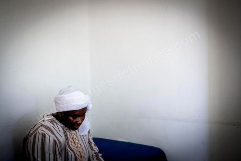 10 juin 2017 : au centre d'accueil des migrants africains de Medenine, dans le sud tunisien, ce sont plus de 250 réfugiés qui trouvent ici un refuge, un repos après des périples longs, dangereux et épuisants. Venus de Cote d'Ivoire, du Burkina Fasso, du Mali, de Sierra Leone, ... ce sont des dizaines de nationalités d'Afrique subsaharienne qui échouent dans leur voyage vers un meilleur avenir sur les côtes tunisiennes. Accueillis par les bénévoles du Croissant Rouge Tunisien sous l'égide du Dr Mongi Slim, les équipes de Medenine se démènent tous les jours pour offrir un accueil de qualité, un lieu de repos et de reflexion avec des moyens limtés. Chacun de ses migrants sort d'un calvaire, d'une histoire souvent longue et terrible, d'un passage par les réseaux d'esclavagisme et d'exlpoitation humaine de la Libye. Nouveaux nés, enfants, femmes, et nombreuses enceintes, et hommes trouvent dans ce foyer universitaire un de leur tout premier moment de répis. 
