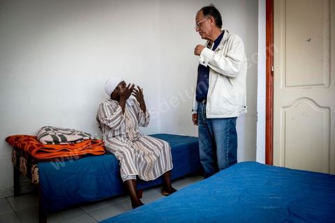 10 juin 2017 : au centre d'accueil des migrants africains de Medenine, dans le sud tunisien, ce sont plus de 250 réfugiés qui trouvent ici un refuge, un repos après des périples longs, dangereux et épuisants. Venus de Cote d'Ivoire, du Burkina Fasso, du Mali, de Sierra Leone, ... ce sont des dizaines de nationalités d'Afrique subsaharienne qui échouent dans leur voyage vers un meilleur avenir sur les côtes tunisiennes. Accueillis par les bénévoles du Croissant Rouge Tunisien sous l'égide du Dr Mongi Slim, les équipes de Medenine se démènent tous les jours pour offrir un accueil de qualité, un lieu de repos et de reflexion avec des moyens limtés. Chacun de ses migrants sort d'un calvaire, d'une histoire souvent longue et terrible, d'un passage par les réseaux d'esclavagisme et d'exlpoitation humaine de la Libye. Nouveaux nés, enfants, femmes, et nombreuses enceintes, et hommes trouvent dans ce foyer universitaire un de leur tout premier moment de répis. 