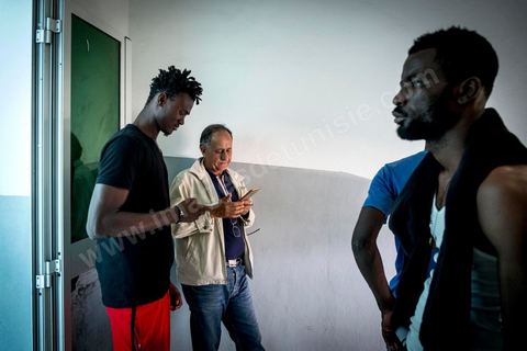 10 juin 2017 : au centre d'accueil des migrants africains de Medenine, dans le sud tunisien, ce sont plus de 250 réfugiés qui trouvent ici un refuge, un repos après des périples longs, dangereux et épuisants. Venus de Cote d'Ivoire, du Burkina Fasso, du Mali, de Sierra Leone, ... ce sont des dizaines de nationalités d'Afrique subsaharienne qui échouent dans leur voyage vers un meilleur avenir sur les côtes tunisiennes. Accueillis par les bénévoles du Croissant Rouge Tunisien sous l'égide du Dr Mongi Slim, les équipes de Medenine se démènent tous les jours pour offrir un accueil de qualité, un lieu de repos et de reflexion avec des moyens limtés. Chacun de ses migrants sort d'un calvaire, d'une histoire souvent longue et terrible, d'un passage par les réseaux d'esclavagisme et d'exlpoitation humaine de la Libye. Nouveaux nés, enfants, femmes, et nombreuses enceintes, et hommes trouvent dans ce foyer universitaire un de leur tout premier moment de répis. 