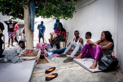 10 juin 2017 : au centre d'accueil des migrants africains de Medenine, dans le sud tunisien, ce sont plus de 250 réfugiés qui trouvent ici un refuge, un repos après des périples longs, dangereux et épuisants. Venus de Cote d'Ivoire, du Burkina Fasso, du Mali, de Sierra Leone, ... ce sont des dizaines de nationalités d'Afrique subsaharienne qui échouent dans leur voyage vers un meilleur avenir sur les côtes tunisiennes. Accueillis par les bénévoles du Croissant Rouge Tunisien sous l'égide du Dr Mongi Slim, les équipes de Medenine se démènent tous les jours pour offrir un accueil de qualité, un lieu de repos et de reflexion avec des moyens limtés. Chacun de ses migrants sort d'un calvaire, d'une histoire souvent longue et terrible, d'un passage par les réseaux d'esclavagisme et d'exlpoitation humaine de la Libye. Nouveaux nés, enfants, femmes, et nombreuses enceintes, et hommes trouvent dans ce foyer universitaire un de leur tout premier moment de répis. 