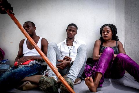 10 juin 2017 : au centre d'accueil des migrants africains de Medenine, dans le sud tunisien, ce sont plus de 250 réfugiés qui trouvent ici un refuge, un repos après des périples longs, dangereux et épuisants. Venus de Cote d'Ivoire, du Burkina Fasso, du Mali, de Sierra Leone, ... ce sont des dizaines de nationalités d'Afrique subsaharienne qui échouent dans leur voyage vers un meilleur avenir sur les côtes tunisiennes. Accueillis par les bénévoles du Croissant Rouge Tunisien sous l'égide du Dr Mongi Slim, les équipes de Medenine se démènent tous les jours pour offrir un accueil de qualité, un lieu de repos et de reflexion avec des moyens limtés. Chacun de ses migrants sort d'un calvaire, d'une histoire souvent longue et terrible, d'un passage par les réseaux d'esclavagisme et d'exlpoitation humaine de la Libye. Nouveaux nés, enfants, femmes, et nombreuses enceintes, et hommes trouvent dans ce foyer universitaire un de leur tout premier moment de répis. 