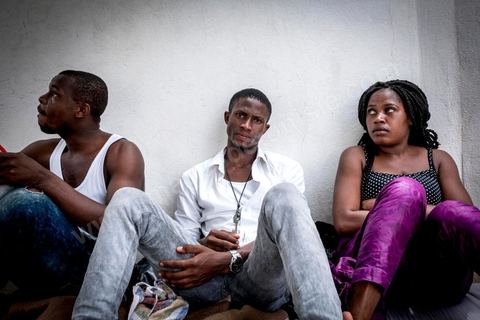 10 juin 2017 : au centre d'accueil des migrants africains de Medenine, dans le sud tunisien, ce sont plus de 250 réfugiés qui trouvent ici un refuge, un repos après des périples longs, dangereux et épuisants. Venus de Cote d'Ivoire, du Burkina Fasso, du Mali, de Sierra Leone, ... ce sont des dizaines de nationalités d'Afrique subsaharienne qui échouent dans leur voyage vers un meilleur avenir sur les côtes tunisiennes. Accueillis par les bénévoles du Croissant Rouge Tunisien sous l'égide du Dr Mongi Slim, les équipes de Medenine se démènent tous les jours pour offrir un accueil de qualité, un lieu de repos et de reflexion avec des moyens limtés. Chacun de ses migrants sort d'un calvaire, d'une histoire souvent longue et terrible, d'un passage par les réseaux d'esclavagisme et d'exlpoitation humaine de la Libye. Nouveaux nés, enfants, femmes, et nombreuses enceintes, et hommes trouvent dans ce foyer universitaire un de leur tout premier moment de répis. 