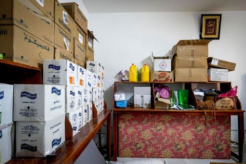10 juin 2017 : au centre d'accueil des migrants africains de Medenine, dans le sud tunisien, ce sont plus de 250 réfugiés qui trouvent ici un refuge, un repos après des périples longs, dangereux et épuisants. Venus de Cote d'Ivoire, du Burkina Fasso, du Mali, de Sierra Leone, ... ce sont des dizaines de nationalités d'Afrique subsaharienne qui échouent dans leur voyage vers un meilleur avenir sur les côtes tunisiennes. Accueillis par les bénévoles du Croissant Rouge Tunisien sous l'égide du Dr Mongi Slim, les équipes de Medenine se démènent tous les jours pour offrir un accueil de qualité, un lieu de repos et de reflexion avec des moyens limtés. Chacun de ses migrants sort d'un calvaire, d'une histoire souvent longue et terrible, d'un passage par les réseaux d'esclavagisme et d'exlpoitation humaine de la Libye. Nouveaux nés, enfants, femmes, et nombreuses enceintes, et hommes trouvent dans ce foyer universitaire un de leur tout premier moment de répis. 