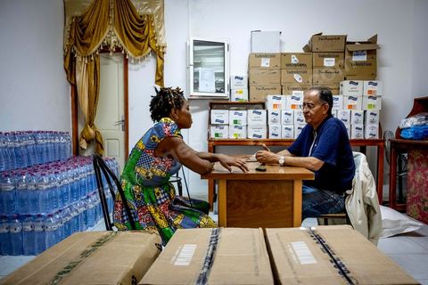 10 juin 2017 : au centre d'accueil des migrants africains de Medenine, dans le sud tunisien, ce sont plus de 250 réfugiés qui trouvent ici un refuge, un repos après des périples longs, dangereux et épuisants. Venus de Cote d'Ivoire, du Burkina Fasso, du Mali, de Sierra Leone, ... ce sont des dizaines de nationalités d'Afrique subsaharienne qui échouent dans leur voyage vers un meilleur avenir sur les côtes tunisiennes. Accueillis par les bénévoles du Croissant Rouge Tunisien sous l'égide du Dr Mongi Slim, les équipes de Medenine se démènent tous les jours pour offrir un accueil de qualité, un lieu de repos et de reflexion avec des moyens limtés. Chacun de ses migrants sort d'un calvaire, d'une histoire souvent longue et terrible, d'un passage par les réseaux d'esclavagisme et d'exlpoitation humaine de la Libye. Nouveaux nés, enfants, femmes, et nombreuses enceintes, et hommes trouvent dans ce foyer universitaire un de leur tout premier moment de répis. 