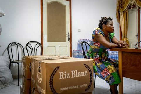 10 juin 2017 : au centre d'accueil des migrants africains de Medenine, dans le sud tunisien, ce sont plus de 250 réfugiés qui trouvent ici un refuge, un repos après des périples longs, dangereux et épuisants. Venus de Cote d'Ivoire, du Burkina Fasso, du Mali, de Sierra Leone, ... ce sont des dizaines de nationalités d'Afrique subsaharienne qui échouent dans leur voyage vers un meilleur avenir sur les côtes tunisiennes. Accueillis par les bénévoles du Croissant Rouge Tunisien sous l'égide du Dr Mongi Slim, les équipes de Medenine se démènent tous les jours pour offrir un accueil de qualité, un lieu de repos et de reflexion avec des moyens limtés. Chacun de ses migrants sort d'un calvaire, d'une histoire souvent longue et terrible, d'un passage par les réseaux d'esclavagisme et d'exlpoitation humaine de la Libye. Nouveaux nés, enfants, femmes, et nombreuses enceintes, et hommes trouvent dans ce foyer universitaire un de leur tout premier moment de répis. 