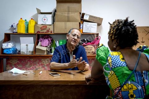 10 juin 2017 : au centre d'accueil des migrants africains de Medenine, dans le sud tunisien, ce sont plus de 250 réfugiés qui trouvent ici un refuge, un repos après des périples longs, dangereux et épuisants. Venus de Cote d'Ivoire, du Burkina Fasso, du Mali, de Sierra Leone, ... ce sont des dizaines de nationalités d'Afrique subsaharienne qui échouent dans leur voyage vers un meilleur avenir sur les côtes tunisiennes. Accueillis par les bénévoles du Croissant Rouge Tunisien sous l'égide du Dr Mongi Slim, les équipes de Medenine se démènent tous les jours pour offrir un accueil de qualité, un lieu de repos et de reflexion avec des moyens limtés. Chacun de ses migrants sort d'un calvaire, d'une histoire souvent longue et terrible, d'un passage par les réseaux d'esclavagisme et d'exlpoitation humaine de la Libye. Nouveaux nés, enfants, femmes, et nombreuses enceintes, et hommes trouvent dans ce foyer universitaire un de leur tout premier moment de répis. 