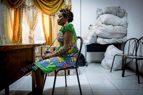 10 juin 2017 : au centre d'accueil des migrants africains de Medenine, dans le sud tunisien, ce sont plus de 250 réfugiés qui trouvent ici un refuge, un repos après des périples longs, dangereux et épuisants. Venus de Cote d'Ivoire, du Burkina Fasso, du Mali, de Sierra Leone, ... ce sont des dizaines de nationalités d'Afrique subsaharienne qui échouent dans leur voyage vers un meilleur avenir sur les côtes tunisiennes. Accueillis par les bénévoles du Croissant Rouge Tunisien sous l'égide du Dr Mongi Slim, les équipes de Medenine se démènent tous les jours pour offrir un accueil de qualité, un lieu de repos et de reflexion avec des moyens limtés. Chacun de ses migrants sort d'un calvaire, d'une histoire souvent longue et terrible, d'un passage par les réseaux d'esclavagisme et d'exlpoitation humaine de la Libye. Nouveaux nés, enfants, femmes, et nombreuses enceintes, et hommes trouvent dans ce foyer universitaire un de leur tout premier moment de répis. 