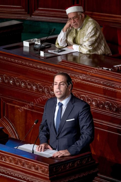 11 septembre 2017 : Séance plénière de vote de confiance du nouveau gouvernement de Youssef Chahed à l'Assemblée des Représentants du Peuple. Sous l’ascendant grandissant du président Essebsi, le premier ministre a constitué un nouveau gouvernement marqué par l'entrée d'anciens Benalistes. Sur 43 ministres et secrétaires d’Etat du nouveau gouvernement, au moins un sur cinq a occupé un poste ministériel sous Ben Ali ou assumé une fonction dirigeante au Rassemblement constitutionnel démocratique (RCD). Le chef du gouvernement a rappelé ce matin que ce gouvernement est un gouvernement de guerre, une guerre contre la corruption et le terrorisme. Les priorités du gouvernement sont claires et j’ai rappelé à mes ministres qu’il n’y a aucune place à la corruption au sein de son gouvernement. Ce gouvernement est aussi focalisé sur l’économie et les grandes réformes. Nous avons insisté aussi sur la nomination de personnalités qui ont de l’expérience dans leur domaine.
