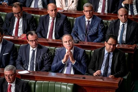11 septembre 2017 : Séance plénière de vote de confiance du nouveau gouvernement de Youssef Chahed à l'Assemblée des Représentants du Peuple. Sous l’ascendant grandissant du président Essebsi, le premier ministre a constitué un nouveau gouvernement marqué par l'entrée d'anciens Benalistes. Sur 43 ministres et secrétaires d’Etat du nouveau gouvernement, au moins un sur cinq a occupé un poste ministériel sous Ben Ali ou assumé une fonction dirigeante au Rassemblement constitutionnel démocratique (RCD). Le chef du gouvernement a rappelé ce matin que ce gouvernement est un gouvernement de guerre, une guerre contre la corruption et le terrorisme. Les priorités du gouvernement sont claires et j’ai rappelé à mes ministres qu’il n’y a aucune place à la corruption au sein de son gouvernement. Ce gouvernement est aussi focalisé sur l’économie et les grandes réformes. Nous avons insisté aussi sur la nomination de personnalités qui ont de l’expérience dans leur domaine.