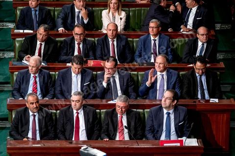 11 septembre 2017 : Séance plénière de vote de confiance du nouveau gouvernement de Youssef Chahed à l'Assemblée des Représentants du Peuple. Sous l’ascendant grandissant du président Essebsi, le premier ministre a constitué un nouveau gouvernement marqué par l'entrée d'anciens Benalistes. Sur 43 ministres et secrétaires d’Etat du nouveau gouvernement, au moins un sur cinq a occupé un poste ministériel sous Ben Ali ou assumé une fonction dirigeante au Rassemblement constitutionnel démocratique (RCD). Le chef du gouvernement a rappelé ce matin que ce gouvernement est un gouvernement de guerre, une guerre contre la corruption et le terrorisme. Les priorités du gouvernement sont claires et j’ai rappelé à mes ministres qu’il n’y a aucune place à la corruption au sein de son gouvernement. Ce gouvernement est aussi focalisé sur l’économie et les grandes réformes. Nous avons insisté aussi sur la nomination de personnalités qui ont de l’expérience dans leur domaine.