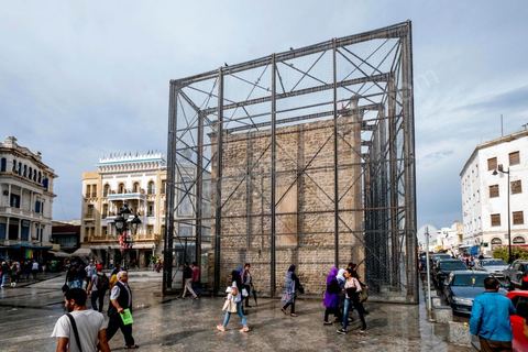 4 octobre 2017 : Dream City medina de Tunisie. Oeuvres de Nidhal Chamekh. Installation BARBED GATE : Au lendemain du 14 janvier 2011, les mesures de sécurité se sont renforcées dans la ville de Tunis. Ce qui était auparavant annoncé comme « mesures d’exception » s’est érigé en règle. Les fils barbelés et autres frontières font désormais partie du paysage urbain.Le choix d’intervenir sur Bab El Bhar correspond à la charge symbolique qu’elle a captée et les événements historiques qui l’ont façonnée tel un monument-frontière. Bab El Bhar est entièrement habillée en fil barbelé, confondant l’élément contrôlé et l’outil du contrôle. L’édifice imposant se retire au profit d’une silhouette fantomatique, remontant l’histoire d’une porte donnant sur la mer, rebaptisée Porte de France par les autorités coloniales et s’alignant aujourd’hui sur l’axe de la statue d’Ibn Khaldoun, celle de Bourguiba et l’Obélisque.