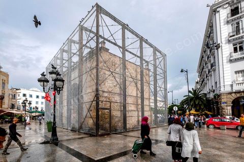 4 octobre 2017 : Dream City medina de Tunisie. Oeuvres de Nidhal Chamekh. Installation BARBED GATE : Au lendemain du 14 janvier 2011, les mesures de sécurité se sont renforcées dans la ville de Tunis. Ce qui était auparavant annoncé comme « mesures d’exception » s’est érigé en règle. Les fils barbelés et autres frontières font désormais partie du paysage urbain.Le choix d’intervenir sur Bab El Bhar correspond à la charge symbolique qu’elle a captée et les événements historiques qui l’ont façonnée tel un monument-frontière. Bab El Bhar est entièrement habillée en fil barbelé, confondant l’élément contrôlé et l’outil du contrôle. L’édifice imposant se retire au profit d’une silhouette fantomatique, remontant l’histoire d’une porte donnant sur la mer, rebaptisée Porte de France par les autorités coloniales et s’alignant aujourd’hui sur l’axe de la statue d’Ibn Khaldoun, celle de Bourguiba et l’Obélisque.