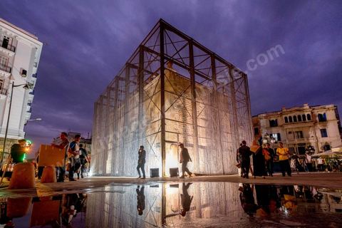 4 octobre 2017 : Dream City medina de Tunisie. Oeuvres de Nidhal Chamekh. Installation BARBED GATE : Au lendemain du 14 janvier 2011, les mesures de sécurité se sont renforcées dans la ville de Tunis. Ce qui était auparavant annoncé comme « mesures d’exception » s’est érigé en règle. Les fils barbelés et autres frontières font désormais partie du paysage urbain.Le choix d’intervenir sur Bab El Bhar correspond à la charge symbolique qu’elle a captée et les événements historiques qui l’ont façonnée tel un monument-frontière. Bab El Bhar est entièrement habillée en fil barbelé, confondant l’élément contrôlé et l’outil du contrôle. L’édifice imposant se retire au profit d’une silhouette fantomatique, remontant l’histoire d’une porte donnant sur la mer, rebaptisée Porte de France par les autorités coloniales et s’alignant aujourd’hui sur l’axe de la statue d’Ibn Khaldoun, celle de Bourguiba et l’Obélisque.