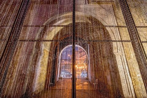 4 octobre 2017 : Dream City medina de Tunisie. Oeuvres de Nidhal Chamekh. Installation BARBED GATE : Au lendemain du 14 janvier 2011, les mesures de sécurité se sont renforcées dans la ville de Tunis. Ce qui était auparavant annoncé comme « mesures d’exception » s’est érigé en règle. Les fils barbelés et autres frontières font désormais partie du paysage urbain.Le choix d’intervenir sur Bab El Bhar correspond à la charge symbolique qu’elle a captée et les événements historiques qui l’ont façonnée tel un monument-frontière. Bab El Bhar est entièrement habillée en fil barbelé, confondant l’élément contrôlé et l’outil du contrôle. L’édifice imposant se retire au profit d’une silhouette fantomatique, remontant l’histoire d’une porte donnant sur la mer, rebaptisée Porte de France par les autorités coloniales et s’alignant aujourd’hui sur l’axe de la statue d’Ibn Khaldoun, celle de Bourguiba et l’Obélisque.