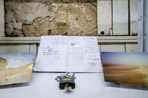 4 octobre 2017 : Dream City medina de Tunisie. Oeuvres de Nidhal Chamekh. Exposition CABINET DES FRONTIÈRESLes habitants de la ville se sont mobilisés pour construire une œuvre commune, un cabinet de curiosité accueillant l’imaginaire collectif à propos des frontières.