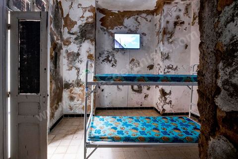 4 octobre 2017 : Dream City medina de Tunis. Exposition de Malek Gnaouiintitulée "0904" : sur un terrain nu, il ne reste plus rien de la prison qui s’est imposée pendant des décennies au cœur de la ville de Tunis.L’artiste interroge la mémoire des lieux à travers les souvenirs d’ex-prisonniers de la fameuse prison tunisienne du 9 Avril, reconstituant ainsi des archives basées sur la subjectivité des images, des histoires et des ressentis en puisant dans la mémoire des habitués du lieu, incarcérés principalement pour des affaires pénales.Prenant la mémoire comme accès à la prison, il pointe du doigt l’impact de l’enfermement sur l’être humain et tout ce que cela génère comme problèmes sociaux.