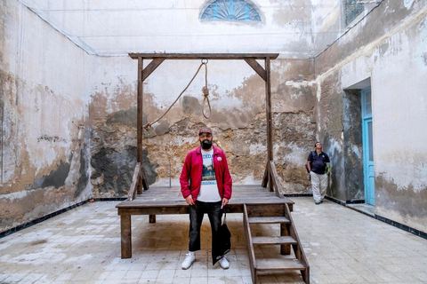 4 octobre 2017 : Dream City medina de Tunis. Exposition de Malek Gnaouiintitulée "0904" : sur un terrain nu, il ne reste plus rien de la prison qui s’est imposée pendant des décennies au cœur de la ville de Tunis.L’artiste interroge la mémoire des lieux à travers les souvenirs d’ex-prisonniers de la fameuse prison tunisienne du 9 Avril, reconstituant ainsi des archives basées sur la subjectivité des images, des histoires et des ressentis en puisant dans la mémoire des habitués du lieu, incarcérés principalement pour des affaires pénales.Prenant la mémoire comme accès à la prison, il pointe du doigt l’impact de l’enfermement sur l’être humain et tout ce que cela génère comme problèmes sociaux.