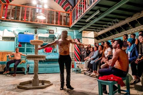 04 ocotbre 2017 : Dream City dans la medina de Tunis. Spectacle de danse de Rochdi Belgasmi dans un hamma traditionnel. "Arous Oueslat" : de la sexualité à la danse, il n’y a presque qu’un pas. Et de la danse à la débauche, il n’y a que deux pas. Ou trois. Dans la distance de l’une à l’autre, le travail de Rochdi Belgasmi ne cesse de revisiter les zones d’ombre de leur mémoire commune. C’est à partir de Selim, fils d’une prostituée de la fin du XVIIIème siècle que Rochdi Belgasmi explore ici le corps viril d’une sexualité refoulée. Le personnage de Selim intervient sur scène, dans ce hammam, pour témoigner mais aussi pour manipuler. Ce sont les lois, ses lois, de l’hospitalité. Entre l’attrait de l’un et le rejet de l’autre, le spectacle nous tend un miroir invisible sur la socialité du corps prostitué et sa fantasmatique masculine dans la société arabo-musulmane, mais aussi sur le corps de la ville et ses imaginaires, ses zones érogènes et ses rapports épidermiques.
