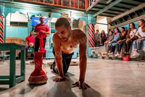 04 octobre 2017 : Dream City dans la medina de Tunis. Spectacle de danse de Rochdi Belgasmi dans un hamma traditionnel. "Arous Oueslat" : de la sexualité à la danse, il n’y a presque qu’un pas. Et de la danse à la débauche, il n’y a que deux pas. Ou trois. Dans la distance de l’une à l’autre, le travail de Rochdi Belgasmi ne cesse de revisiter les zones d’ombre de leur mémoire commune. C’est à partir de Selim, fils d’une prostituée de la fin du XVIIIème siècle que Rochdi Belgasmi explore ici le corps viril d’une sexualité refoulée. Le personnage de Selim intervient sur scène, dans ce hammam, pour témoigner mais aussi pour manipuler. Ce sont les lois, ses lois, de l’hospitalité. Entre l’attrait de l’un et le rejet de l’autre, le spectacle nous tend un miroir invisible sur la socialité du corps prostitué et sa fantasmatique masculine dans la société arabo-musulmane, mais aussi sur le corps de la ville et ses imaginaires, ses zones érogènes et ses rapports épidermiques.