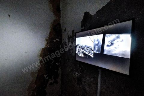 4 octobre 2017 : Dream City medina de Tunis. Installation video de Fakhri el Ghezal intitulée "Héni éltéli" :  « Partout où il se pose, le regard de Fakhri El Ghezal prête ses solitudes à plus d’une image. Ce projet vidéo se déploie, d’un écran à l’autre, comme autant de variations sur un même thème : du quotidien, le vidéaste a décidé d’arpenter, au jour le jour et sans trop y réfléchir, les territoires intimes et les fictions. Muni de son appareil téléphonique, il capte sous des durées variables, ce qui passe, se fait et se défait sous ses yeux. Entre la routine et l’isolement auquel sa mécanique rouée confine ; entre la mort qui subitement s’invite dans ce quotidien et le travail de deuil qui s’engage, se rembobinent en boucle quelques fils du vécu post-carcéral de l’artiste. Trempée dans un noir et blanc qui cède au présent autant qu’au souvenir, la proposition vidéographique de Fakhri El Ghezal invite à maintenir en éveil le troisième œil du spectateur. »