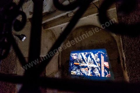 4 octobre 2017 : Dream City dans la medina de Tunis. Exposition et installation de la plasticienne Héla Ammar intitulée "A contre-jour" : en photographie, il y a contre-jour lorsque la lumière frappe le sujet du côté opposé à la direction dans laquelle on le regarde ; les caractéristiques du sujet disparaissent alors au profit de ce qui l’entoure.C’est à travers cet éclairage factuel que commence l’histoire que se partage aujourd’hui une large partie de notre jeunesse. Cette semi obscurité où le sujet disparaît au profit de la violence et de la précarité de son environnement devra pourtant laisser la place à une autre lumière ; celle que porte chacun de ces jeunes en tant qu’individu.