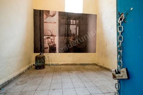 4 octobre 2017 : Dream City dans la medina de Tunis. Exposition et installation de la plasticienne Héla Ammar intitulée "A contre-jour" : en photographie, il y a contre-jour lorsque la lumière frappe le sujet du côté opposé à la direction dans laquelle on le regarde ; les caractéristiques du sujet disparaissent alors au profit de ce qui l’entoure.C’est à travers cet éclairage factuel que commence l’histoire que se partage aujourd’hui une large partie de notre jeunesse. Cette semi obscurité où le sujet disparaît au profit de la violence et de la précarité de son environnement devra pourtant laisser la place à une autre lumière ; celle que porte chacun de ces jeunes en tant qu’individu.