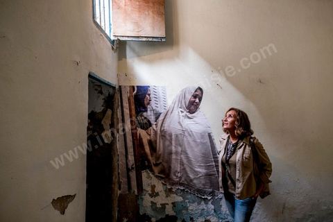 4 octobre 2017 : Dream City dans la medina de Tunis. Exposition et installation de la plasticienne Héla Ammar intitulée "A contre-jour" : en photographie, il y a contre-jour lorsque la lumière frappe le sujet du côté opposé à la direction dans laquelle on le regarde ; les caractéristiques du sujet disparaissent alors au profit de ce qui l’entoure.C’est à travers cet éclairage factuel que commence l’histoire que se partage aujourd’hui une large partie de notre jeunesse. Cette semi obscurité où le sujet disparaît au profit de la violence et de la précarité de son environnement devra pourtant laisser la place à une autre lumière ; celle que porte chacun de ces jeunes en tant qu’individu.
