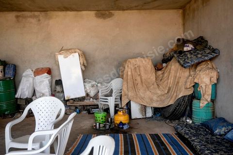 16 octobre 2017 : Chez Ahmed Hattay, jeune homme de 21 ans, mort lors de la collision de leur bateau avec un navire militaire tunisien lors de la traversée clandestine vers l'Italie. La famille et les voisins se réunissent quotidiennement pour partager le deuil, "ici nous sommes pauvres, nous n'avons pas de travail" nous répète le père Magtouf Hattay. Dans la nuit du 8 au 9 octobre 2017 un bateau de pêcheur avec plus de 90 migrants clandestins tunisiens à bord a été percuté "accidentellement" (selon source officielle) provocant la mort et disparition d'une cinquantaine de jeunes tunisiens les autres ayant été rescapé apr ce meme navire tunisien. 