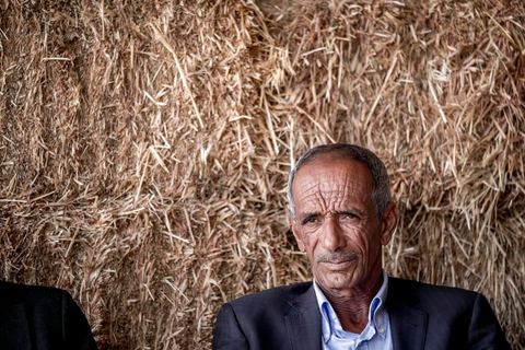 16 octobre 2017 : Chez Ahmed Hattay, jeune homme de 21 ans, mort lors de la collision de leur bateau avec un navire militaire tunisien lors de la traversée clandestine vers l'Italie. La famille et les voisins se réunissent quotidiennement pour partager le deuil, "ici nous sommes pauvres, nous n'avons pas de travail" nous répète le père Magtouf Hattay. Dans la nuit du 8 au 9 octobre 2017 un bateau de pêcheur avec plus de 90 migrants clandestins tunisiens à bord a été percuté "accidentellement" (selon source officielle) provocant la mort et disparition d'une cinquantaine de jeunes tunisiens les autres ayant été rescapé apr ce meme navire tunisien. 