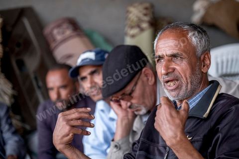 16 octobre 2017 : Chez Ahmed Hattay, jeune homme de 21 ans, mort lors de la collision de leur bateau avec un navire militaire tunisien lors de la traversée clandestine vers l'Italie. La famille et les voisins se réunissent quotidiennement pour partager le deuil, "ici nous sommes pauvres, nous n'avons pas de travail" nous répète le père Magtouf Hattay. Dans la nuit du 8 au 9 octobre 2017 un bateau de pêcheur avec plus de 90 migrants clandestins tunisiens à bord a été percuté "accidentellement" (selon source officielle) provocant la mort et disparition d'une cinquantaine de jeunes tunisiens les autres ayant été rescapé apr ce meme navire tunisien. 