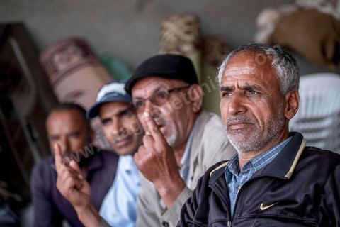 16 octobre 2017 : Chez Ahmed Hattay, jeune homme de 21 ans, mort lors de la collision de leur bateau avec un navire militaire tunisien lors de la traversée clandestine vers l'Italie. La famille et les voisins se réunissent quotidiennement pour partager le deuil, "ici nous sommes pauvres, nous n'avons pas de travail" nous répète le père Magtouf Hattay. Dans la nuit du 8 au 9 octobre 2017 un bateau de pêcheur avec plus de 90 migrants clandestins tunisiens à bord a été percuté "accidentellement" (selon source officielle) provocant la mort et disparition d'une cinquantaine de jeunes tunisiens les autres ayant été rescapé apr ce meme navire tunisien. 