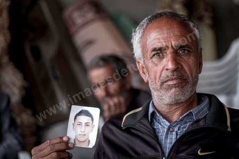 16 octobre 2017 : Chez Ahmed Hattay, jeune homme de 21 ans, mort lors de la collision de leur bateau avec un navire militaire tunisien lors de la traversée clandestine vers l'Italie. La famille et les voisins se réunissent quotidiennement pour partager le deuil, "ici nous sommes pauvres, nous n'avons pas de travail" nous répète le père Magtouf Hattay. Dans la nuit du 8 au 9 octobre 2017 un bateau de pêcheur avec plus de 90 migrants clandestins tunisiens à bord a été percuté "accidentellement" (selon source officielle) provocant la mort et disparition d'une cinquantaine de jeunes tunisiens les autres ayant été rescapé apr ce meme navire tunisien. 