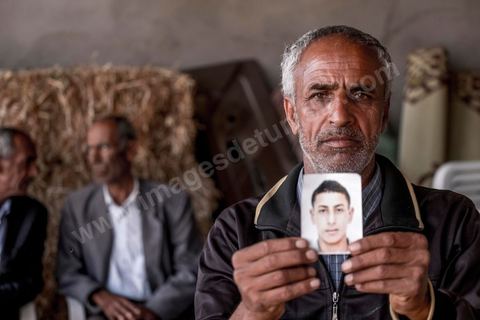 16 octobre 2017 : Chez Ahmed Hattay, jeune homme de 21 ans, mort lors de la collision de leur bateau avec un navire militaire tunisien lors de la traversée clandestine vers l'Italie. La famille et les voisins se réunissent quotidiennement pour partager le deuil, "ici nous sommes pauvres, nous n'avons pas de travail" nous répète le père Magtouf Hattay. Dans la nuit du 8 au 9 octobre 2017 un bateau de pêcheur avec plus de 90 migrants clandestins tunisiens à bord a été percuté "accidentellement" (selon source officielle) provocant la mort et disparition d'une cinquantaine de jeunes tunisiens les autres ayant été rescapé apr ce meme navire tunisien. 