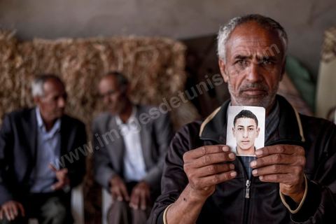 16 octobre 2017 : Chez Ahmed Hattay, jeune homme de 21 ans, mort lors de la collision de leur bateau avec un navire militaire tunisien lors de la traversée clandestine vers l'Italie. La famille et les voisins se réunissent quotidiennement pour partager le deuil, "ici nous sommes pauvres, nous n'avons pas de travail" nous répète le père Magtouf Hattay. Dans la nuit du 8 au 9 octobre 2017 un bateau de pêcheur avec plus de 90 migrants clandestins tunisiens à bord a été percuté "accidentellement" (selon source officielle) provocant la mort et disparition d'une cinquantaine de jeunes tunisiens les autres ayant été rescapé apr ce meme navire tunisien. 