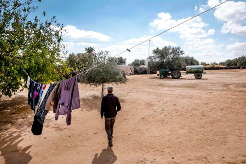 16 octobre 2017 : Chez Ahmed Hattay, jeune homme de 21 ans, mort lors de la collision de leur bateau avec un navire militaire tunisien lors de la traversée clandestine vers l'Italie. La famille et les voisins se réunissent quotidiennement pour partager le deuil, "ici nous sommes pauvres, nous n'avons pas de travail" nous répète le père Magtouf Hattay. Dans la nuit du 8 au 9 octobre 2017 un bateau de pêcheur avec plus de 90 migrants clandestins tunisiens à bord a été percuté "accidentellement" (selon source officielle) provocant la mort et disparition d'une cinquantaine de jeunes tunisiens les autres ayant été rescapé apr ce meme navire tunisien. 