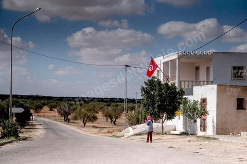 16 octobre 2017 : Omm Choucha est un petit village, une rue principale, une mosquée, un buraeu de poste et deux épiciers ouverts le matin. Ce village a vu sa jeunesse fuir clandestinement vers lItalie, près de 200 pour ce seul mois de septembre 2017. Elle compte aujourd'hui les morts et rescapés du bateau coulé par un navire militaire tunisien. Dans la nuit du 8 au 9 octobre 2017 un bateau de pêcheur avec plus de 90 migrants clandestins tunisiens à bord a été percuté "accidentellement" (selon source officielle) provocant la mort et disparition d'une cinquantaine de jeunes tunisiens les autres ayant été rescapé apr ce meme navire tunisien. 