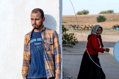 16 octobre 2017 : à Ltaifa, à 15 km de Bir Ali, Nasr Nasr, 30 ans, nous reçoit chez ses parents pour nous relater les circonstances du drame vécu en mer, il est le dernier rescapé après avoir passé 1h30 dans la mer, sauvé par son gilet de sauvetage, l'un des rares à en avoir un. Dans la nuit du 8 au 9 octobre 2017 un bateau de pêcheur avec plus de 90 migrants clandestins tunisiens à bord a été percuté "accidentellement" (selon source officielle) provocant la mort et disparition d'une cinquantaine de jeunes tunisiens les autres ayant été rescapé apr ce meme navire tunisien. 