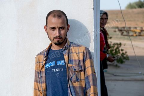 16 octobre 2017 : à Ltaifa, à 15 km de Bir Ali, Nasr Nasr, 30 ans, nous reçoit chez ses parents pour nous relater les circonstances du drame vécu en mer, il est le dernier rescapé après avoir passé 1h30 dans la mer, sauvé par son gilet de sauvetage, l'un des rares à en avoir un. Dans la nuit du 8 au 9 octobre 2017 un bateau de pêcheur avec plus de 90 migrants clandestins tunisiens à bord a été percuté "accidentellement" (selon source officielle) provocant la mort et disparition d'une cinquantaine de jeunes tunisiens les autres ayant été rescapé apr ce meme navire tunisien. 