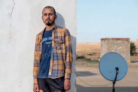 16 octobre 2017 : à Ltaifa, à 15 km de Bir Ali, Nasr Nasr, 30 ans, nous reçoit chez ses parents pour nous relater les circonstances du drame vécu en mer, il est le dernier rescapé après avoir passé 1h30 dans la mer, sauvé par son gilet de sauvetage, l'un des rares à en avoir un. Dans la nuit du 8 au 9 octobre 2017 un bateau de pêcheur avec plus de 90 migrants clandestins tunisiens à bord a été percuté "accidentellement" (selon source officielle) provocant la mort et disparition d'une cinquantaine de jeunes tunisiens les autres ayant été rescapé apr ce meme navire tunisien. 