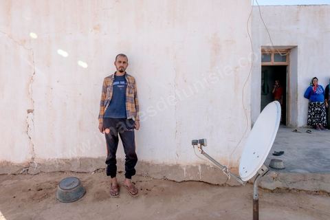 16 octobre 2017 : à Ltaifa, à 15 km de Bir Ali, Nasr Nasr, 30 ans, nous reçoit chez ses parents pour nous relater les circonstances du drame vécu en mer, il est le dernier rescapé après avoir passé 1h30 dans la mer, sauvé par son gilet de sauvetage, l'un des rares à en avoir un. Dans la nuit du 8 au 9 octobre 2017 un bateau de pêcheur avec plus de 90 migrants clandestins tunisiens à bord a été percuté "accidentellement" (selon source officielle) provocant la mort et disparition d'une cinquantaine de jeunes tunisiens les autres ayant été rescapé apr ce meme navire tunisien. 