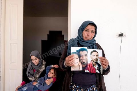 30 novembre : à Sidi Dahar, hameau agricole à 15 km a unord de Bir Ali. Chez Mouldi Chedly, père de Abdelkarim, 31 ans, mort sur le bateau échoué par le navire de la marine nationale tunisienne la nuiut du 8 octobre. Abdelkarim après être parti plussieurs années travailler en Libye était revenu chez ses parents où il avait démarré un nouveau projet de transporteur avec son pick up et avait commencé à construire sa maison. Mais l'attrait d'un monde meilleur en Euroep l'a mis sur ce bateau à la fin tragique. 
