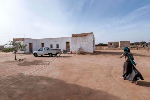 30 novembre 2017 : à Ltaifa, à 15 km de Bir Ali, Nasr Nasr, 30 ans, nous reçoit chez ses parents pour nous relater les circonstances du drame vécu en mer le 8 octobre, il fait partie des rescapé. Dans la nuit du 8 au 9 octobre 2017 un bateau de pêcheur avec plus de 90 migrants clandestins tunisiens à bord a été percuté "accidentellement" (selon source officielle) provocant la mort et disparition d'une cinquantaine de jeunes tunisiens les autres ayant été rescapé apr ce meme navire tunisien. 