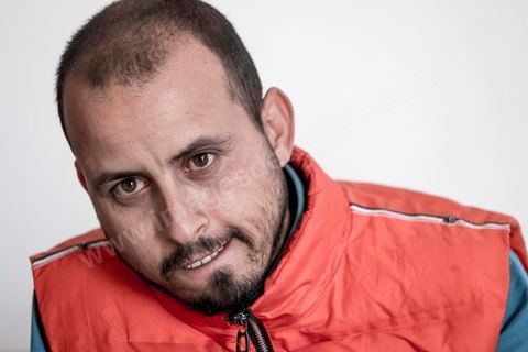 30 novembre 2017 : à Ltaifa, à 15 km de Bir Ali, Nasr Nasr, 30 ans, nous reçoit chez ses parents pour nous relater les circonstances du drame vécu en mer le 8 octobre, il fait partie des rescapé. Dans la nuit du 8 au 9 octobre 2017 un bateau de pêcheur avec plus de 90 migrants clandestins tunisiens à bord a été percuté "accidentellement" (selon source officielle) provocant la mort et disparition d'une cinquantaine de jeunes tunisiens les autres ayant été rescapé apr ce meme navire tunisien. 