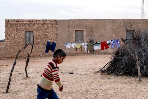 30 novembre 2017 : à Ltaifa, à 15 km de Bir Ali, Nasr Nasr, 30 ans, nous reçoit chez ses parents pour nous relater les circonstances du drame vécu en mer le 8 octobre, il fait partie des rescapé. Dans la nuit du 8 au 9 octobre 2017 un bateau de pêcheur avec plus de 90 migrants clandestins tunisiens à bord a été percuté "accidentellement" (selon source officielle) provocant la mort et disparition d'une cinquantaine de jeunes tunisiens les autres ayant été rescapé apr ce meme navire tunisien. 
