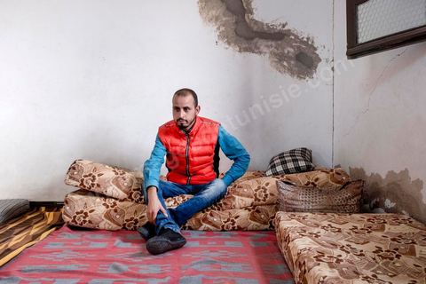 30 novembre 2017 : à Ltaifa, à 15 km de Bir Ali, Nasr Nasr, 30 ans, nous reçoit chez ses parents pour nous relater les circonstances du drame vécu en mer le 8 octobre, il fait partie des rescapé. Dans la nuit du 8 au 9 octobre 2017 un bateau de pêcheur avec plus de 90 migrants clandestins tunisiens à bord a été percuté "accidentellement" (selon source officielle) provocant la mort et disparition d'une cinquantaine de jeunes tunisiens les autres ayant été rescapé apr ce meme navire tunisien. 