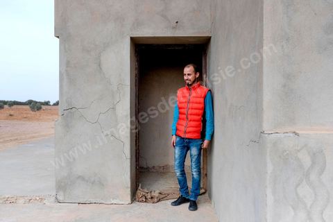 30 novembre 2017 : à Ltaifa, à 15 km de Bir Ali, Nasr Nasr, 30 ans, nous reçoit chez ses parents pour nous relater les circonstances du drame vécu en mer le 8 octobre, il fait partie des rescapé. Dans la nuit du 8 au 9 octobre 2017 un bateau de pêcheur avec plus de 90 migrants clandestins tunisiens à bord a été percuté "accidentellement" (selon source officielle) provocant la mort et disparition d'une cinquantaine de jeunes tunisiens les autres ayant été rescapé apr ce meme navire tunisien. 