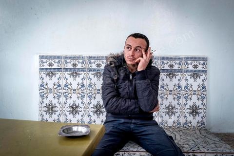 30 novembre 2017 : au café de Bir Ali, Anouar vient nous retrouver pour nous parler de ses 14 tentatives de migration vers l'Europe. Chacune est un périple différent, intercepté puis expulsé, bateau en panne, recupéré par la Garde maritime, ... Entre chaque voyage manqué il travaille dasn la contrebande pour financer ses traversées.
