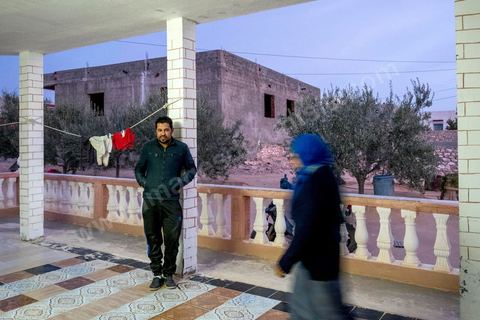 30 novembre 2017 : A Bir Ali avec Khaled Arrami et son père Tahar. Khaled vient juste d'être expulsé d'Italie après un voyage clandestin vers l'Italie. "dans l'avion du retour, affrété par l'Italie, nous étions 30 migrants expulsés vers la Tunisie, on avait les mains attachés et deux policiers pour chaque migrant tout le long du vol".